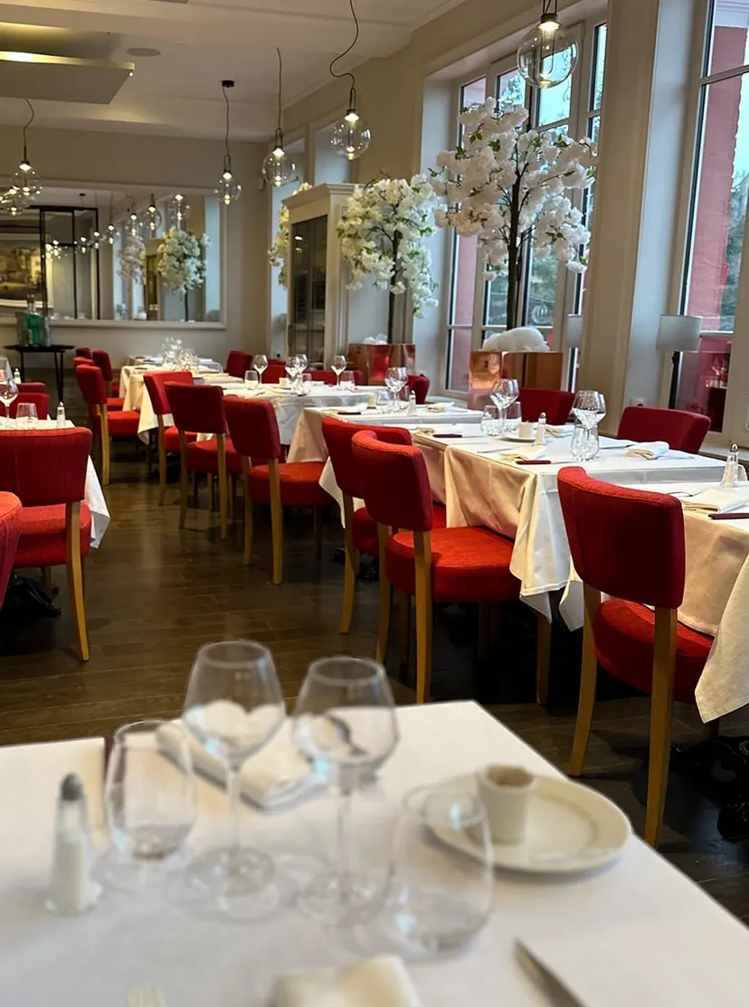 La façade de la Brasserie des Monts d'Or sur la place du village