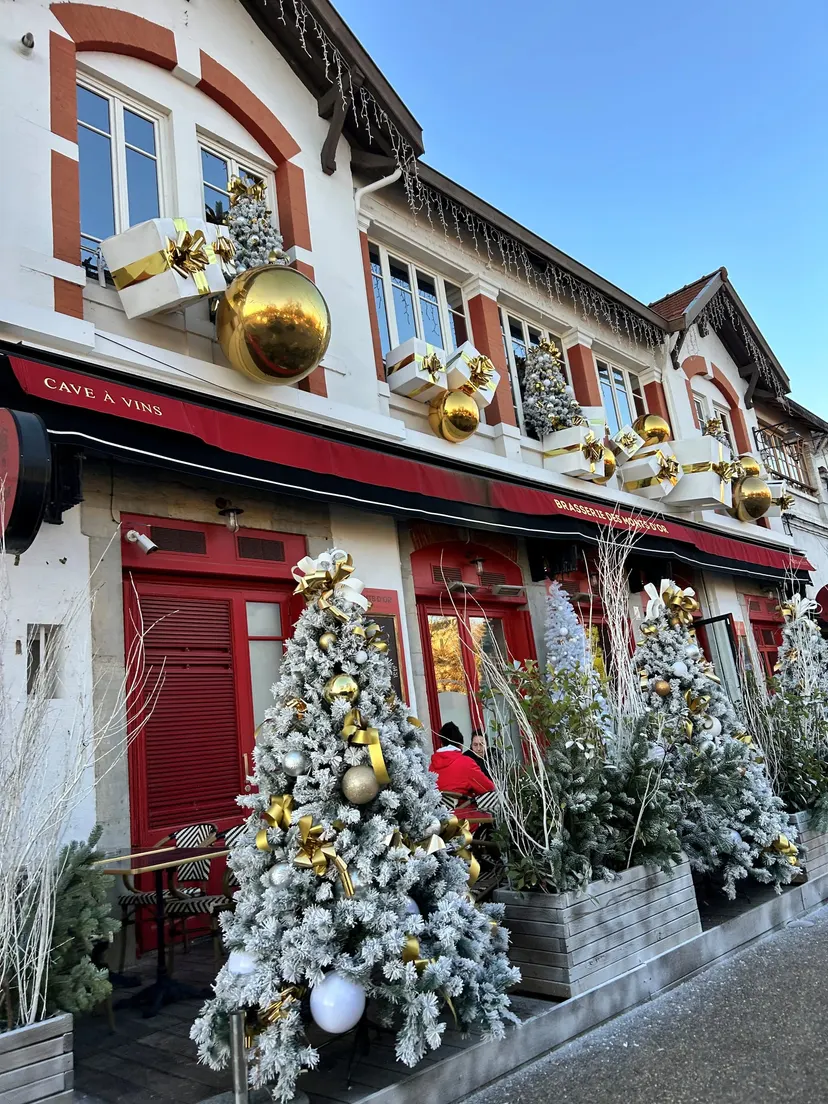 La terrasse ombragée face au clocher des Monts d'Or