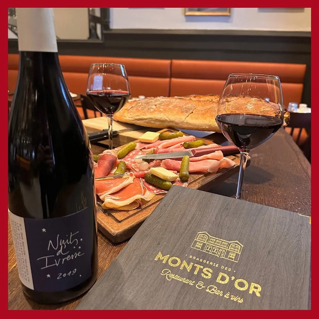 Un verre de vin et une planche à partager