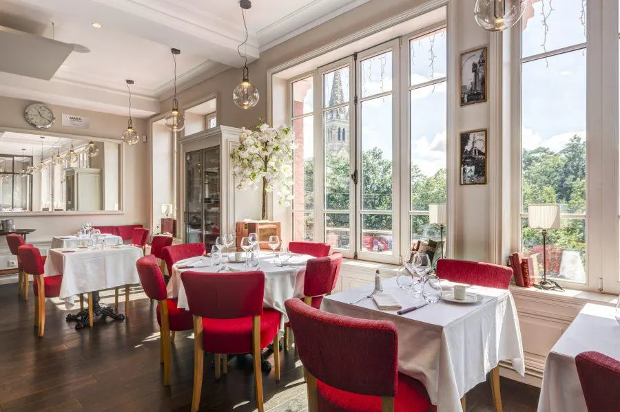 Salle panoramique de la brasserie, à l'étage, baignée de lumière