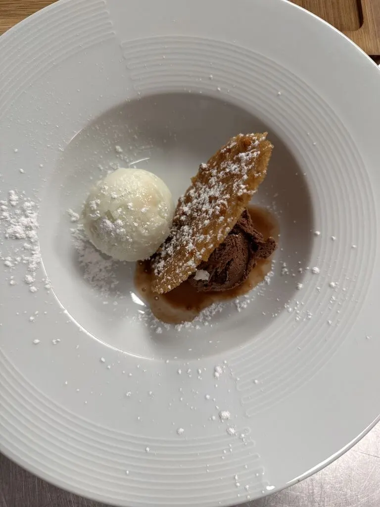 Quenelle de glace vanille et tuile caramélisée, sucre glace