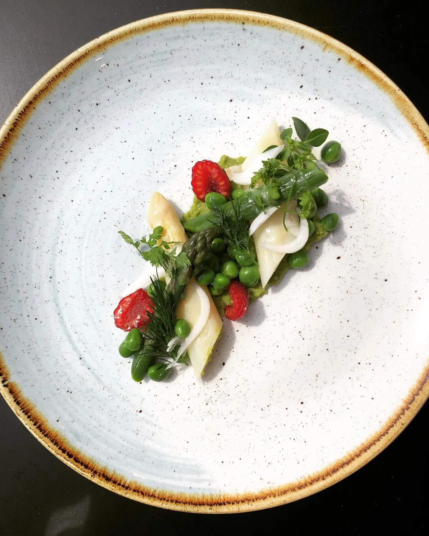 Asperges, petits pois et framboises, dressage de printemps