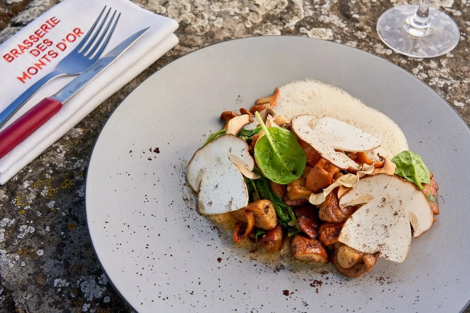 Poêlée de cèpes et girolles, émulsion et serviette brodée de la maison