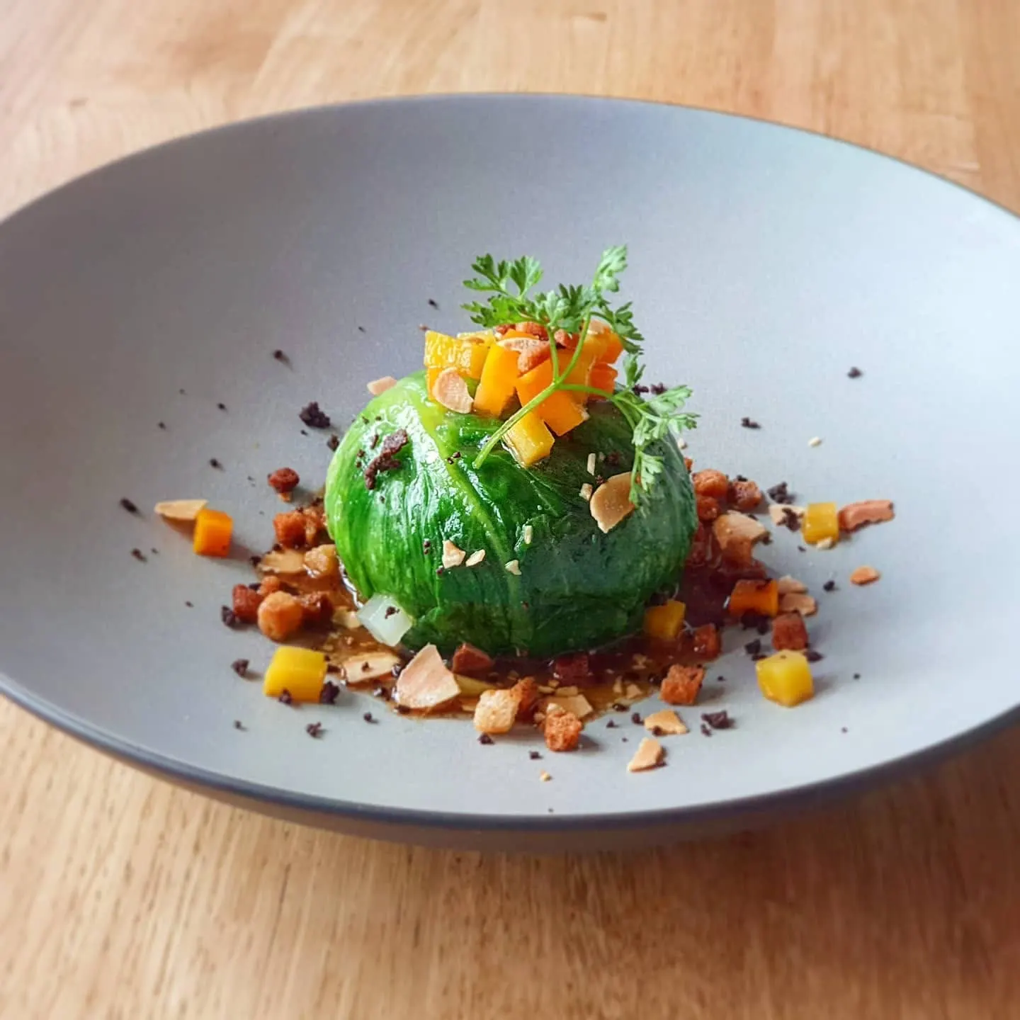 Chou vert farci laqué, brunoise de légumes et bouillon ambré