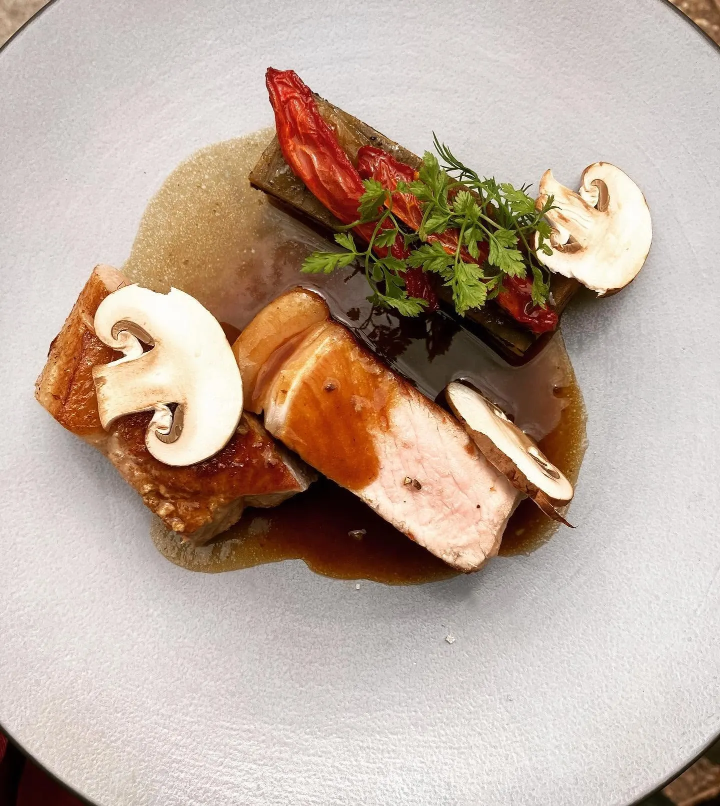 Mignon de cochon rosé, champignons et jus corsé