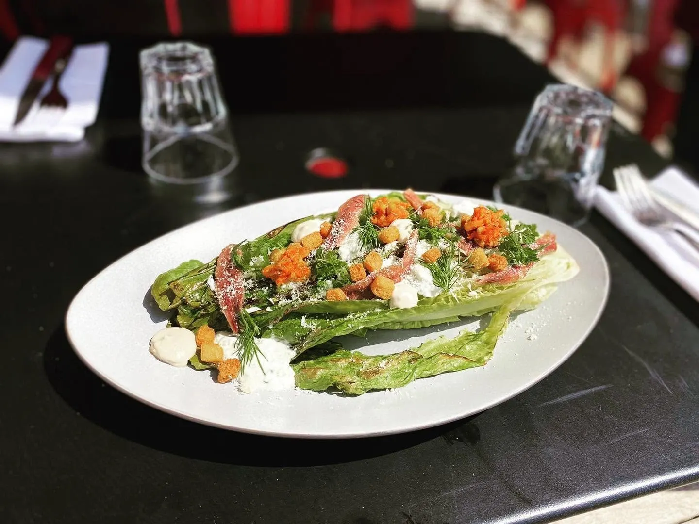 Tartare de thon au sésame, radis et chips de riz