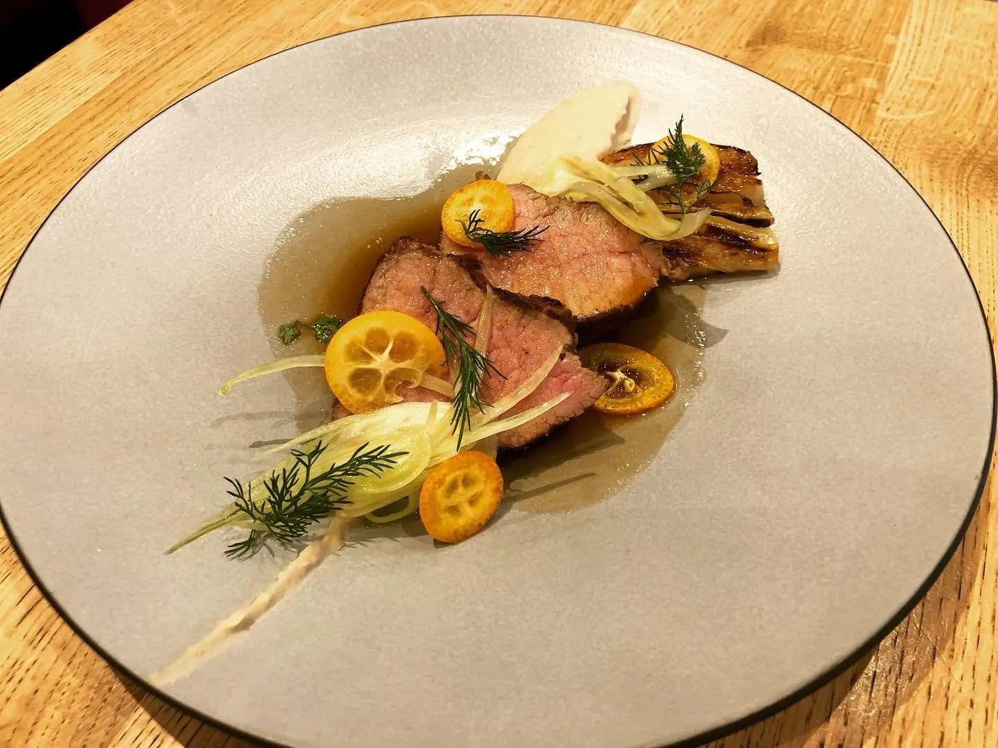 Veau rosé tranché, fenouil et kumquat