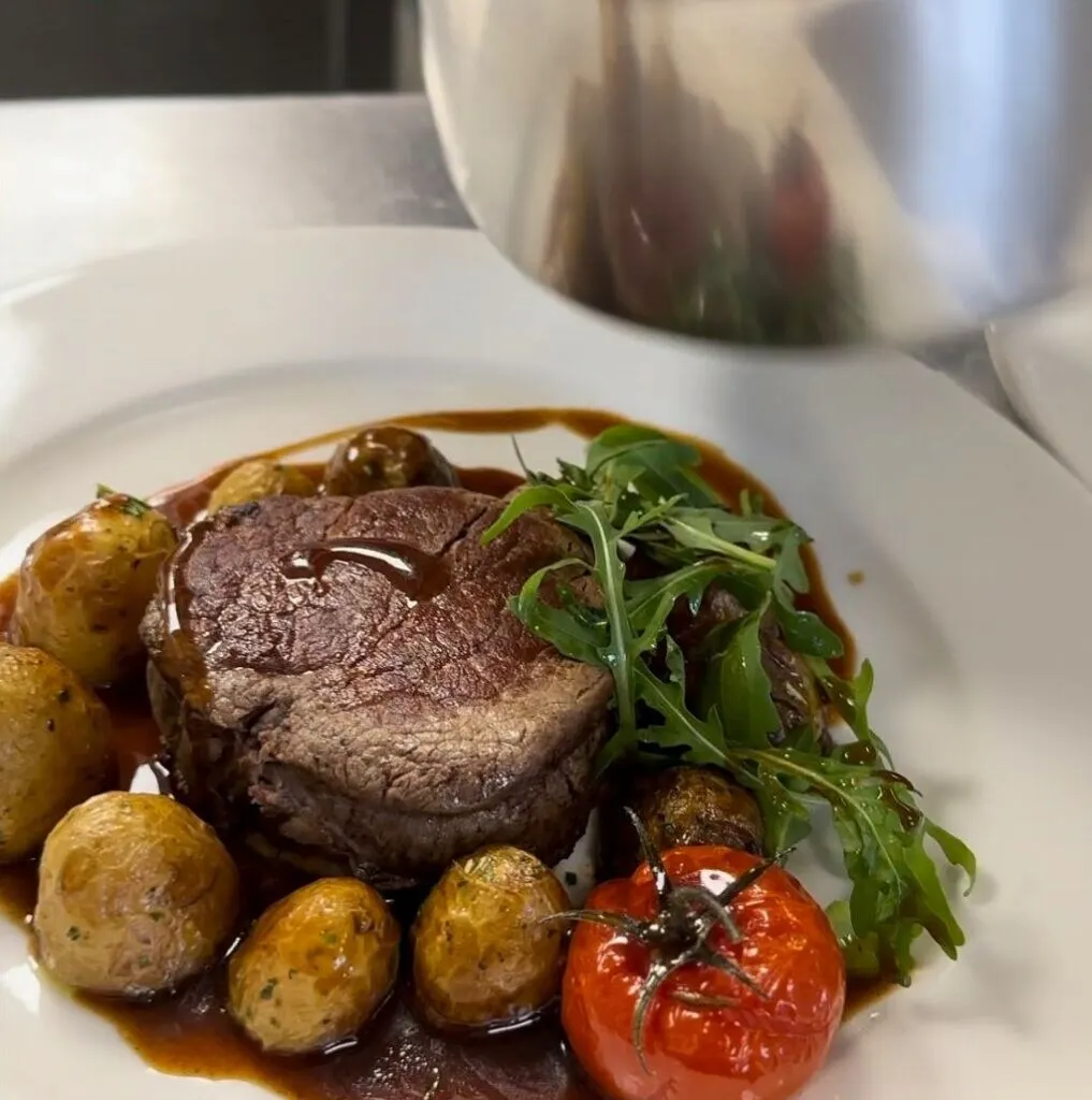 Pièce de bœuf rôtie, pommes de terre grenaille, tomate confite et roquette