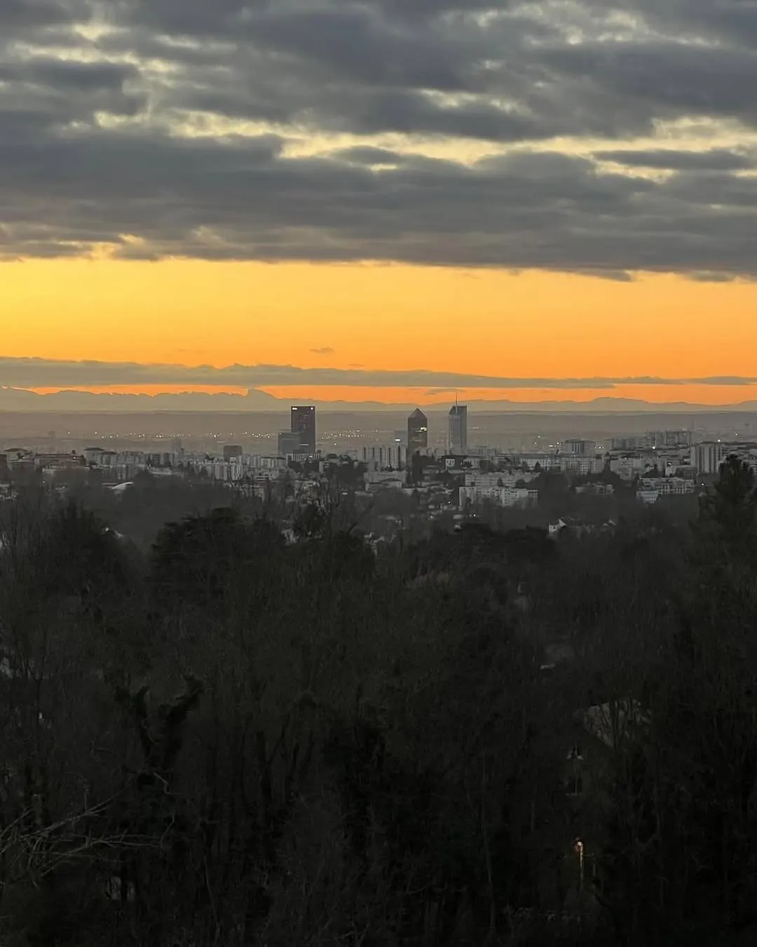 Le panorama sur Lyon au crépuscule depuis les Monts d'Or