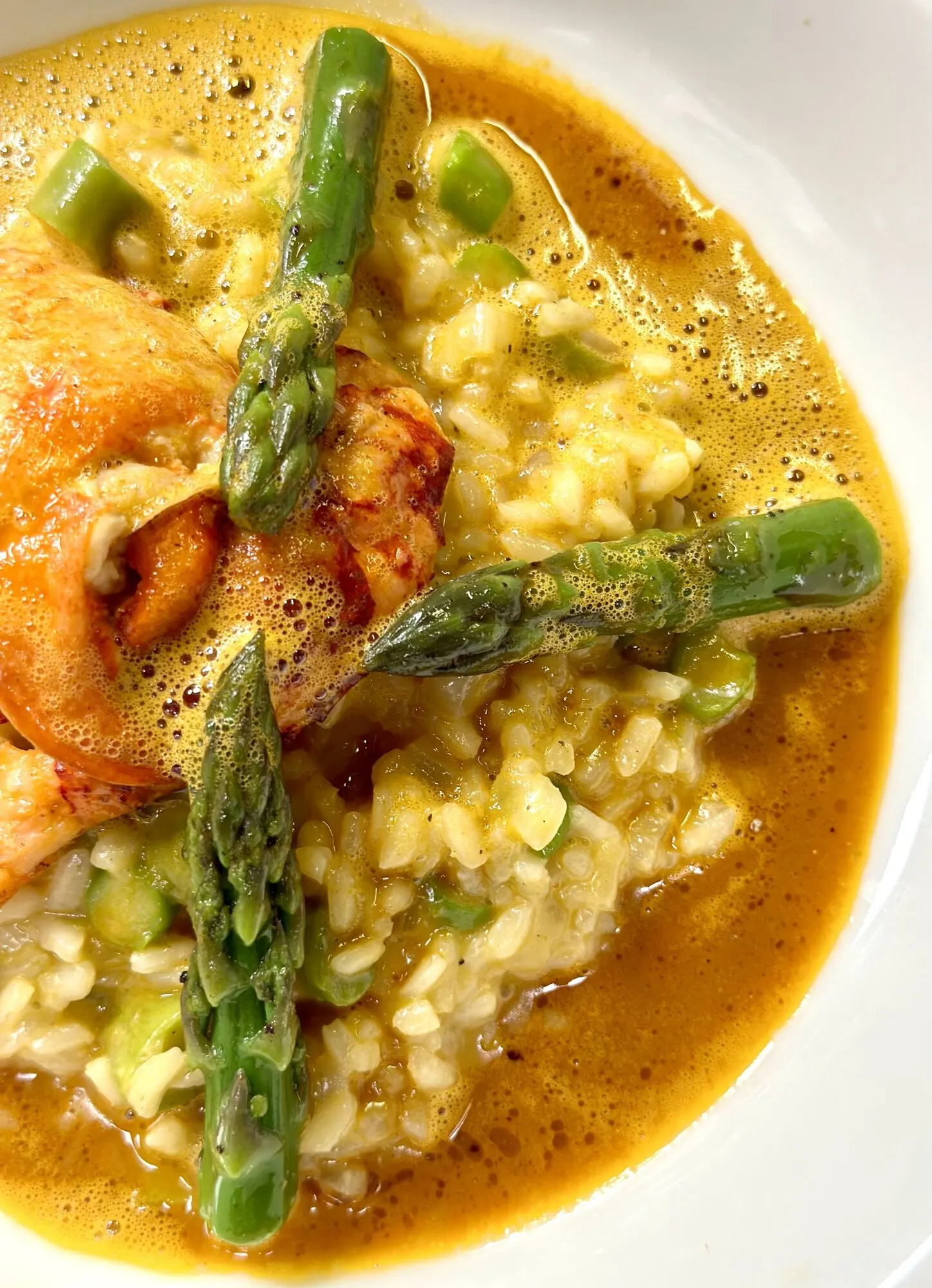 Risotto aux asperges vertes et gambas, émulsion de crustacés